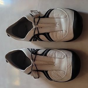 PRIVO by Clarks Womens White Leather Pull On Athelic Sneakers, US size 8.5.